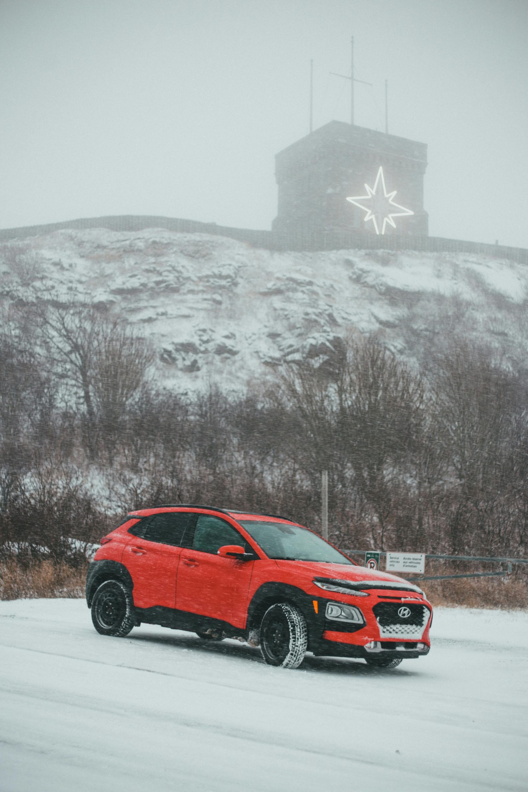 Заснеженная дорога и знак опасности